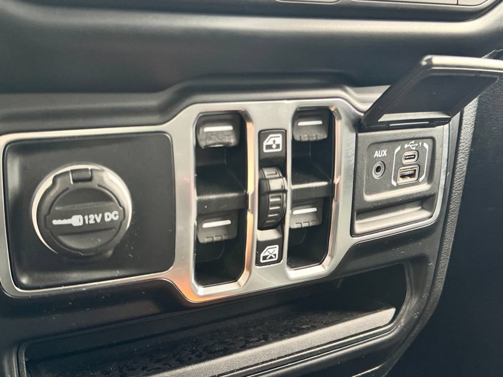 Used 2022 Jeep Gladiator Overland w/ Cold Weather Group AWD/4WD image 23