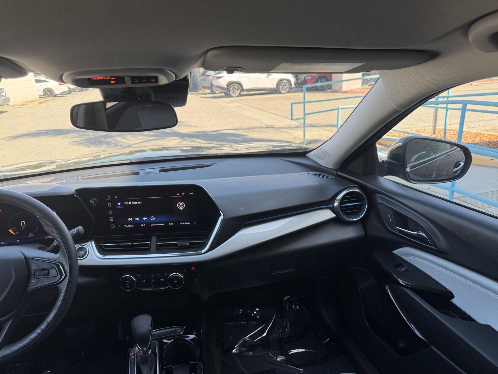 Used 2025 Chevrolet Trax LT FWD image 35
