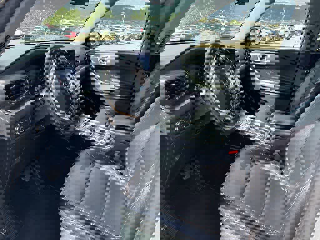 Used 2020 Ford Explorer XLT w/ Equipment Group 202A RWD image 6