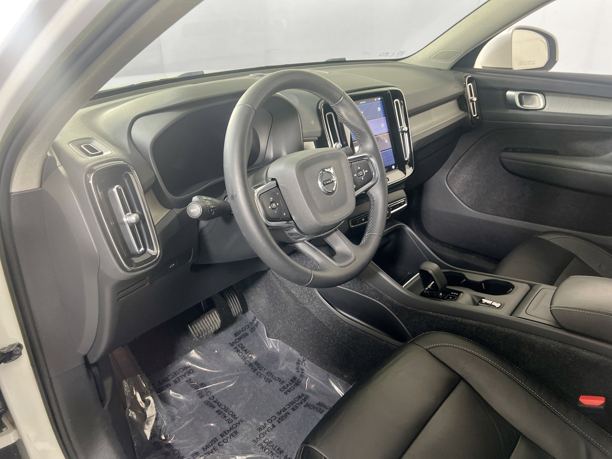 Used 2023 Volvo XC40 B5 Core w/ Climate Package image 9