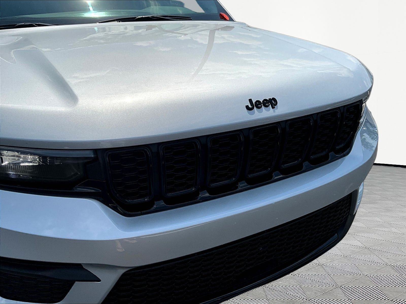 Used 2025 Jeep Grand Cherokee Altitude AWD/4WD image 31