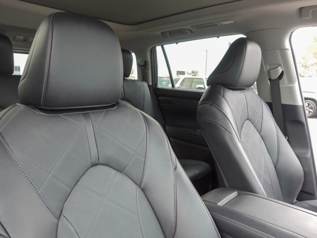 Used 2024 Toyota Highlander Platinum image 15