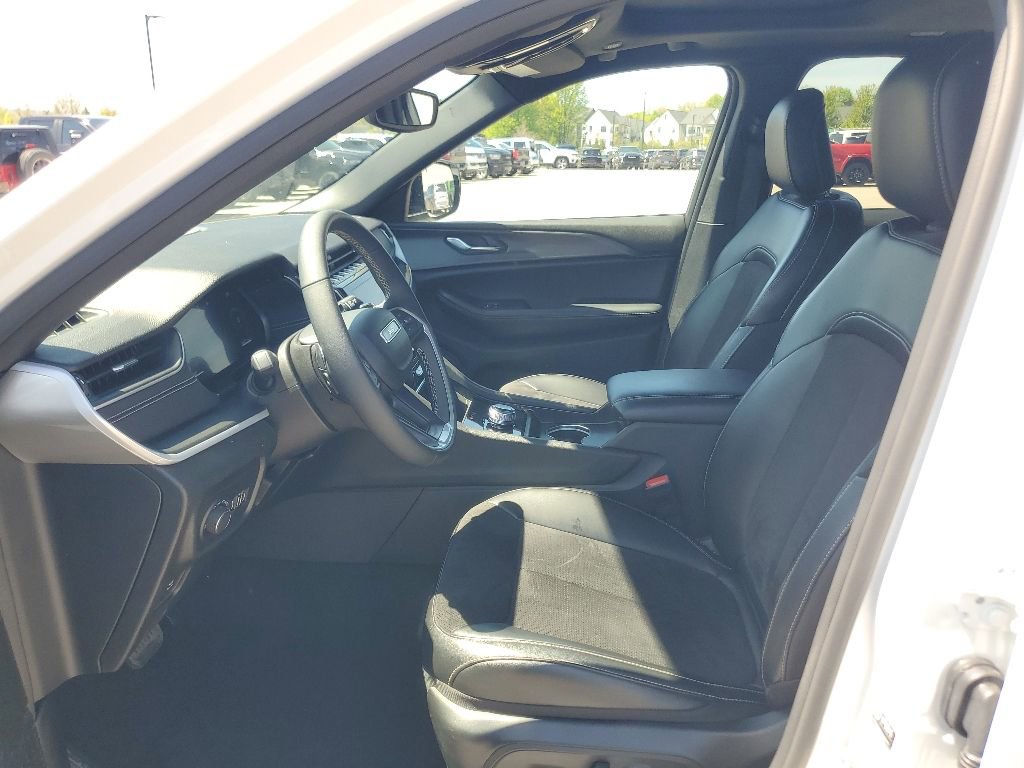 Used 2024 Jeep Grand Cherokee Altitude AWD/4WD image 5