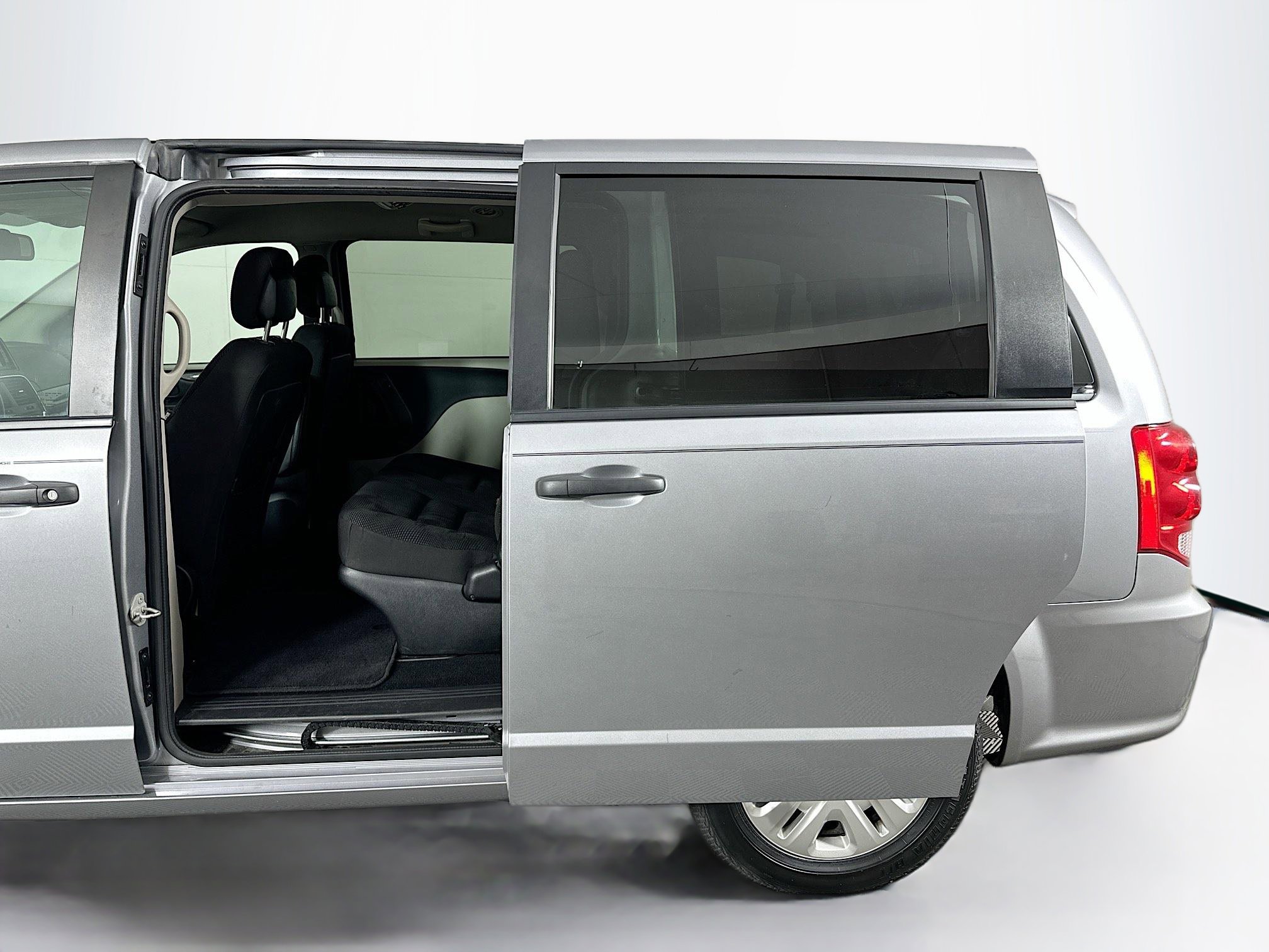 Used 2020 Dodge Grand Caravan SE w/ UConnect Hands-Free Group image 24