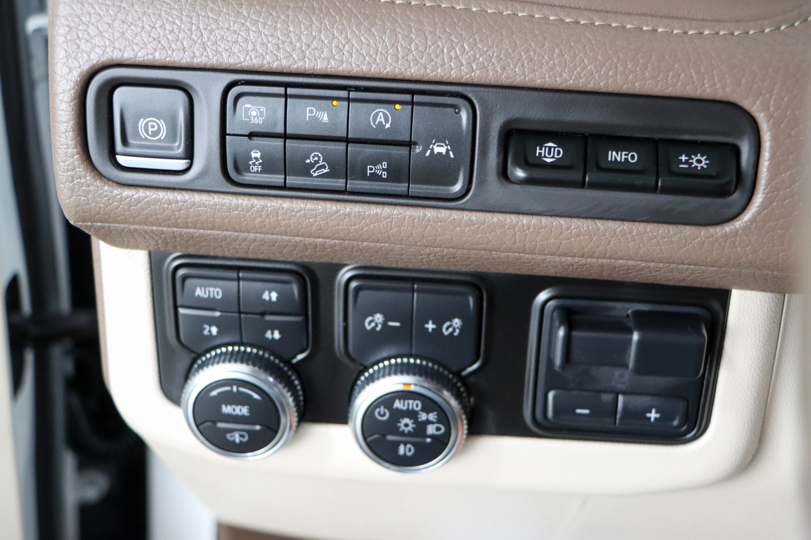 Used 2024 GMC Yukon Denali w/ Advanced Technology Package AWD/4WD image 25