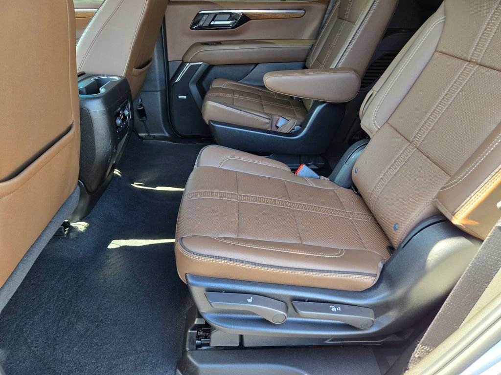 Used 2025 Chevrolet Tahoe High Country AWD/4WD image 11
