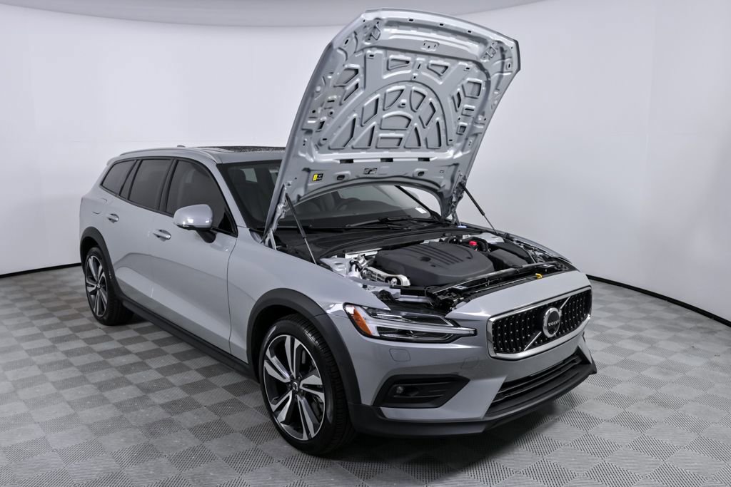 Certified 2025 Volvo V60 B5 Cross Country Plus image 34