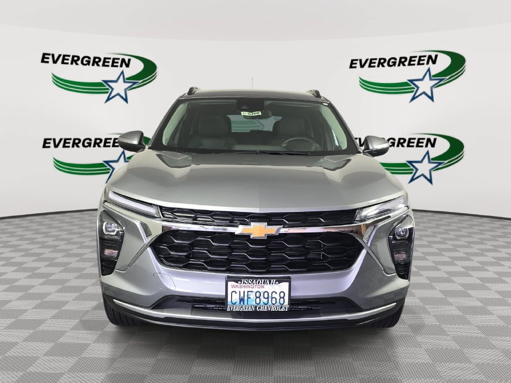 Used 2025 Chevrolet Trax LT w/ Driver Confidence Package FWD image 2