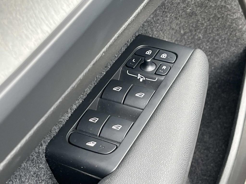 Used 2025 Volvo XC40 B5 Plus w/ Protection Package Premier image 25