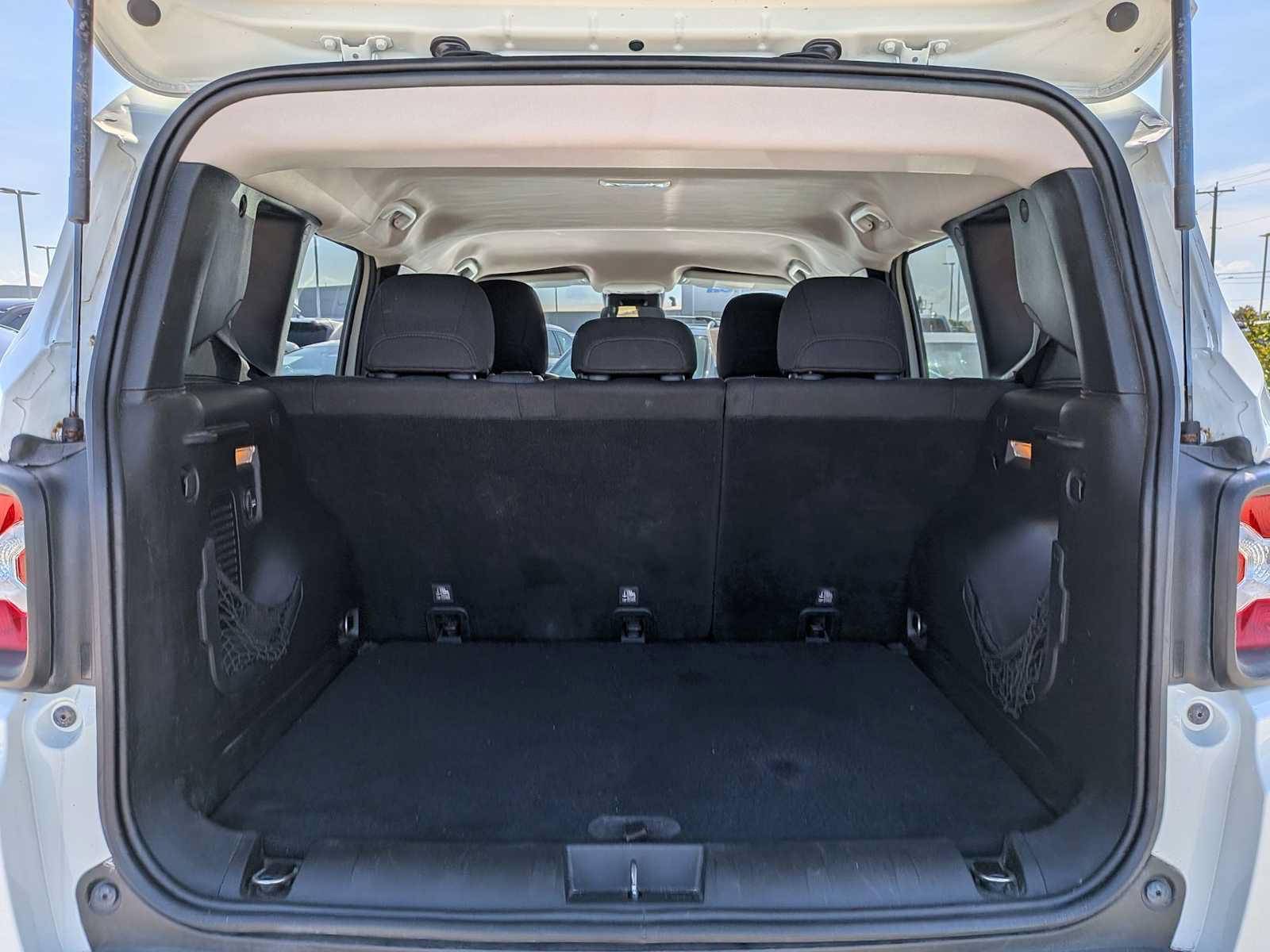 Used 2017 Jeep Renegade Latitude FWD image 31