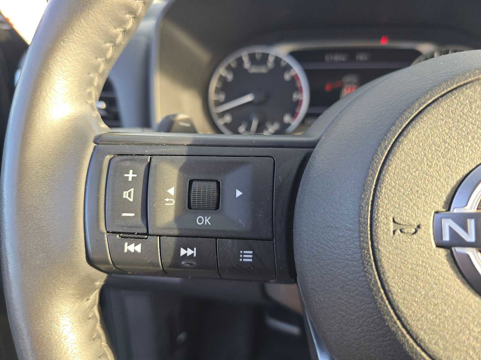 Used 2024 Nissan Rogue SV w/ SV Premium Package image 30