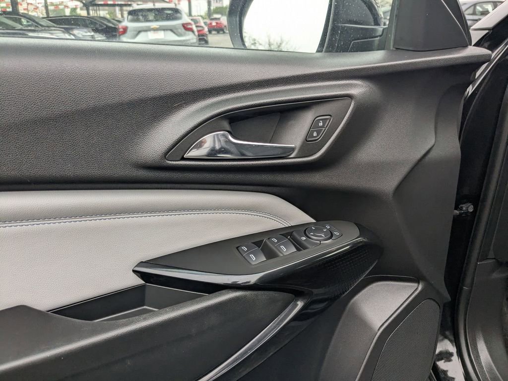 Used 2025 Chevrolet Trax LT w/ LT Convenience Package FWD image 14