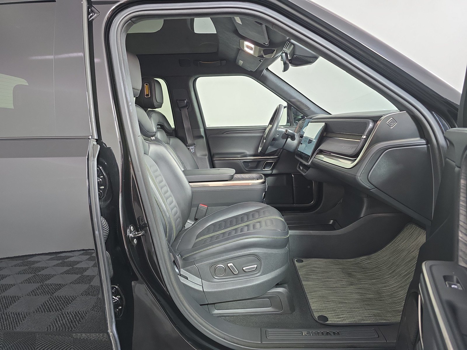 Used 2024 Rivian R1T Adventure AWD/4WD image 23