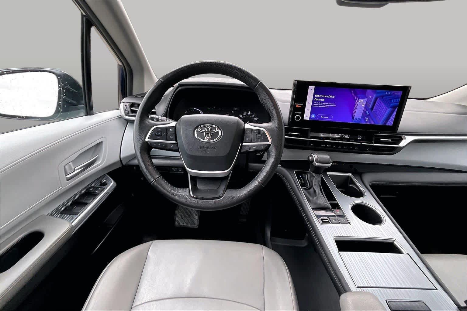 Used 2025 Toyota Sienna XLE FWD image 6