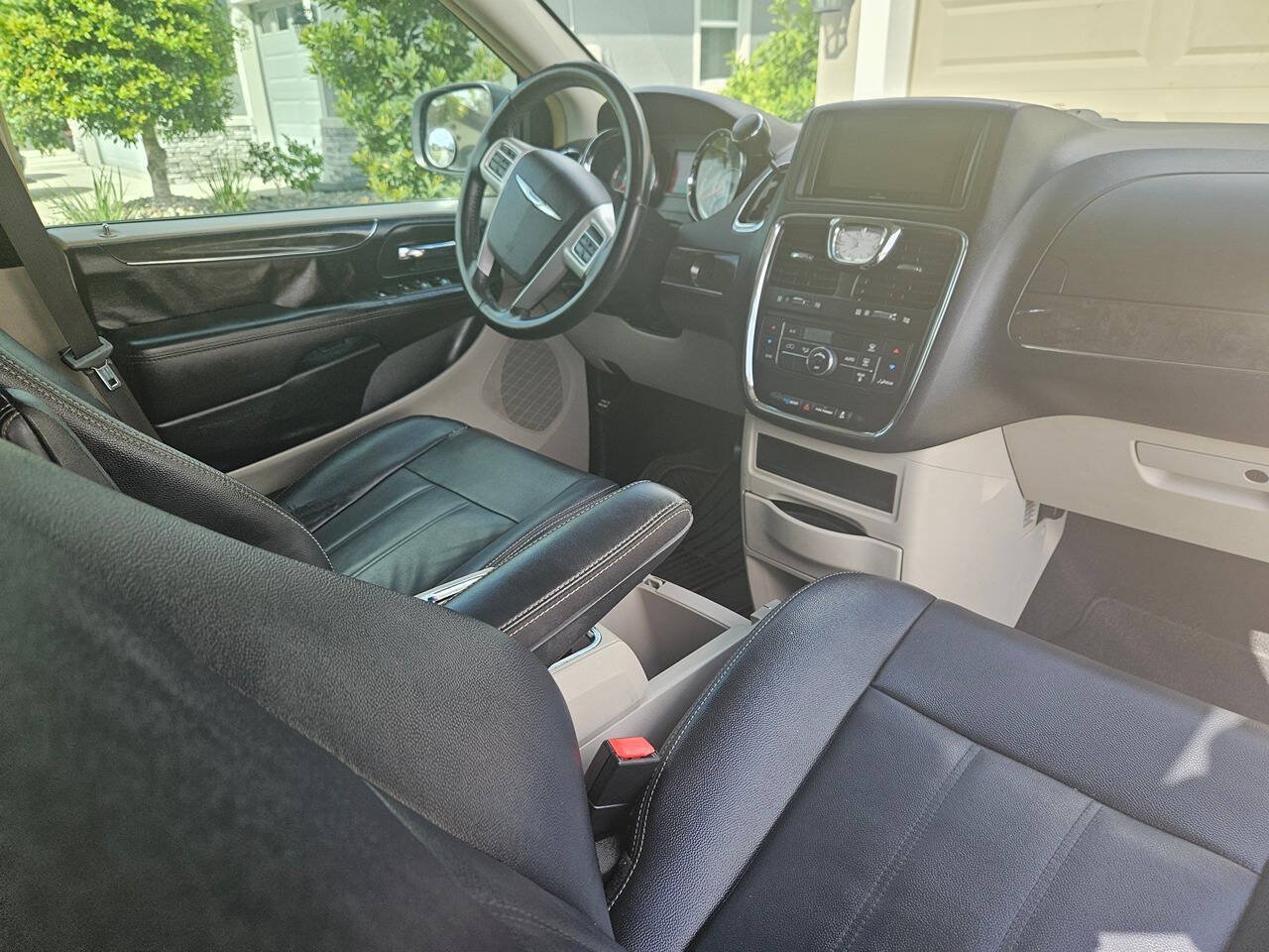 Used 2016 Chrysler Town & Country Touring FWD image 22