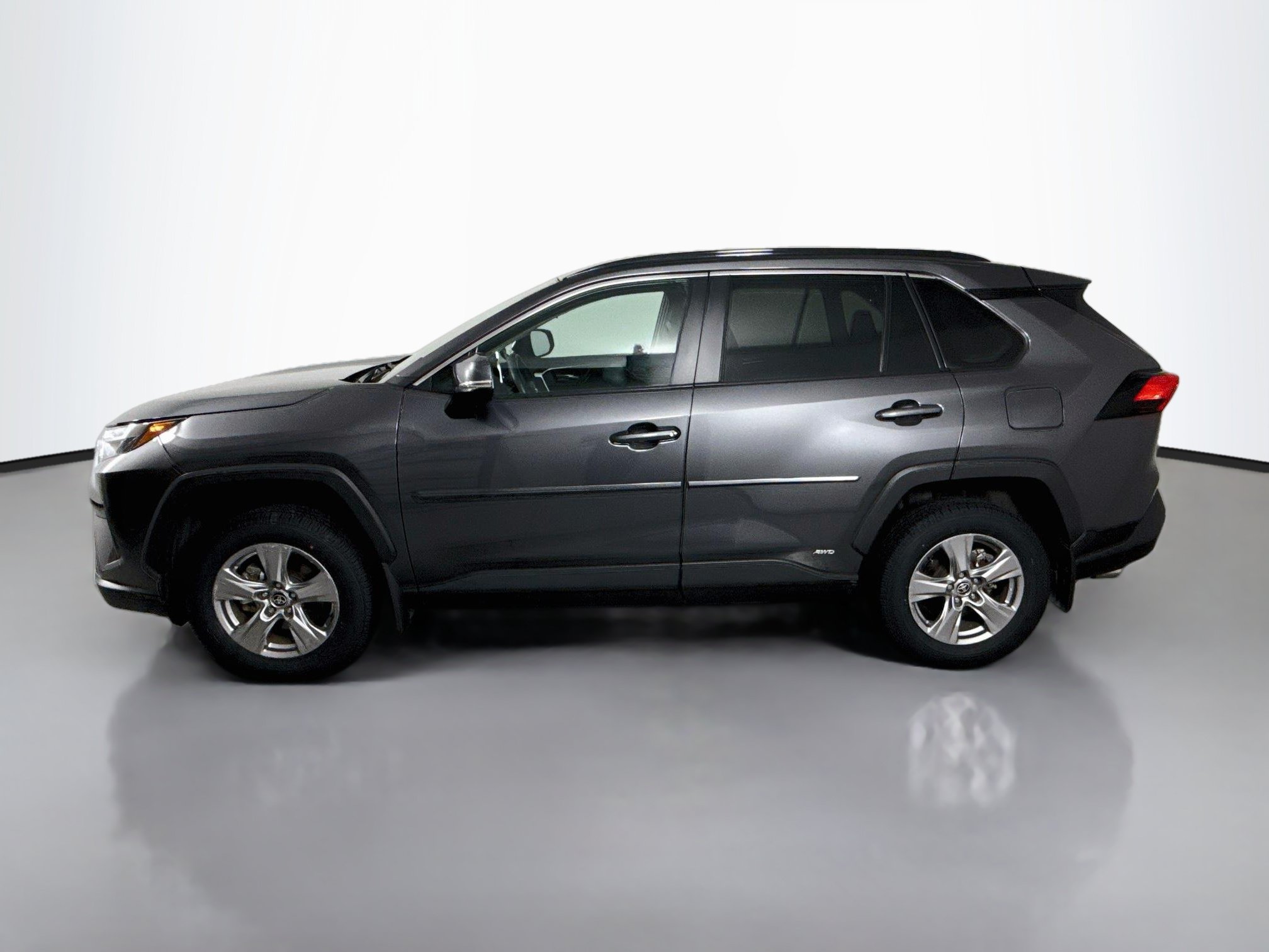 Used 2025 Toyota RAV4 XLE AWD/4WD image 4