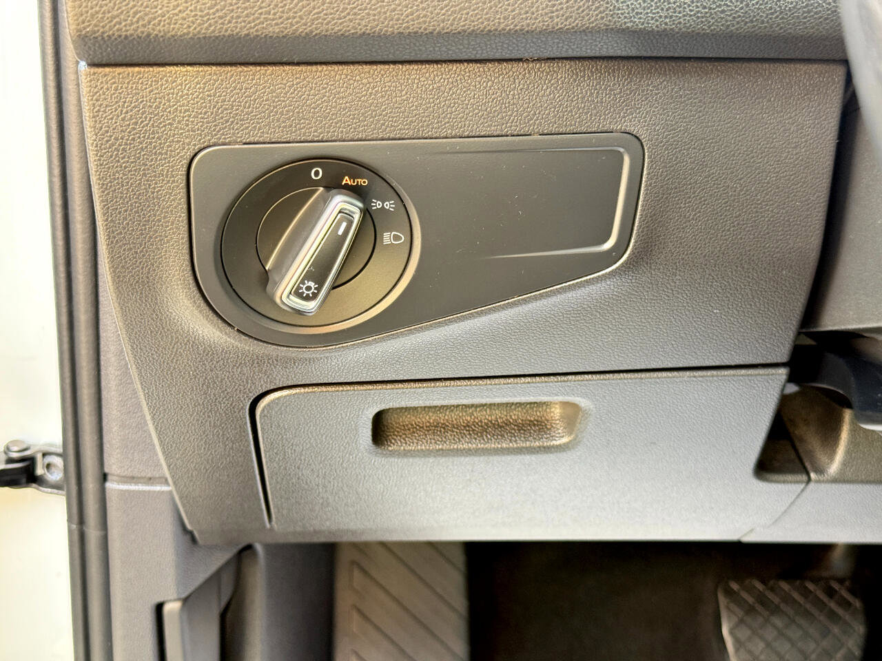 Used 2019 Volkswagen Tiguan SE w/ Panoramic Sunroof Package image 17