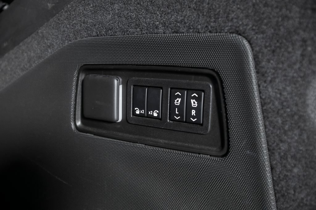 Used 2022 Cadillac Escalade Sport Platinum w/ Heavy-Duty Trailer Package AWD/4WD image 14