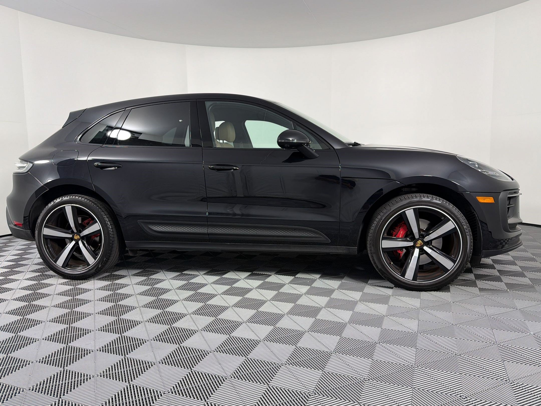 Certified 2024 Porsche Macan S AWD/4WD image 8