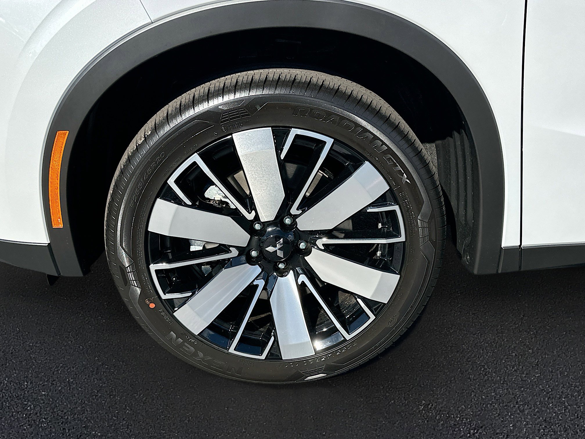 New 2025 Mitsubishi Outlander SE image 21