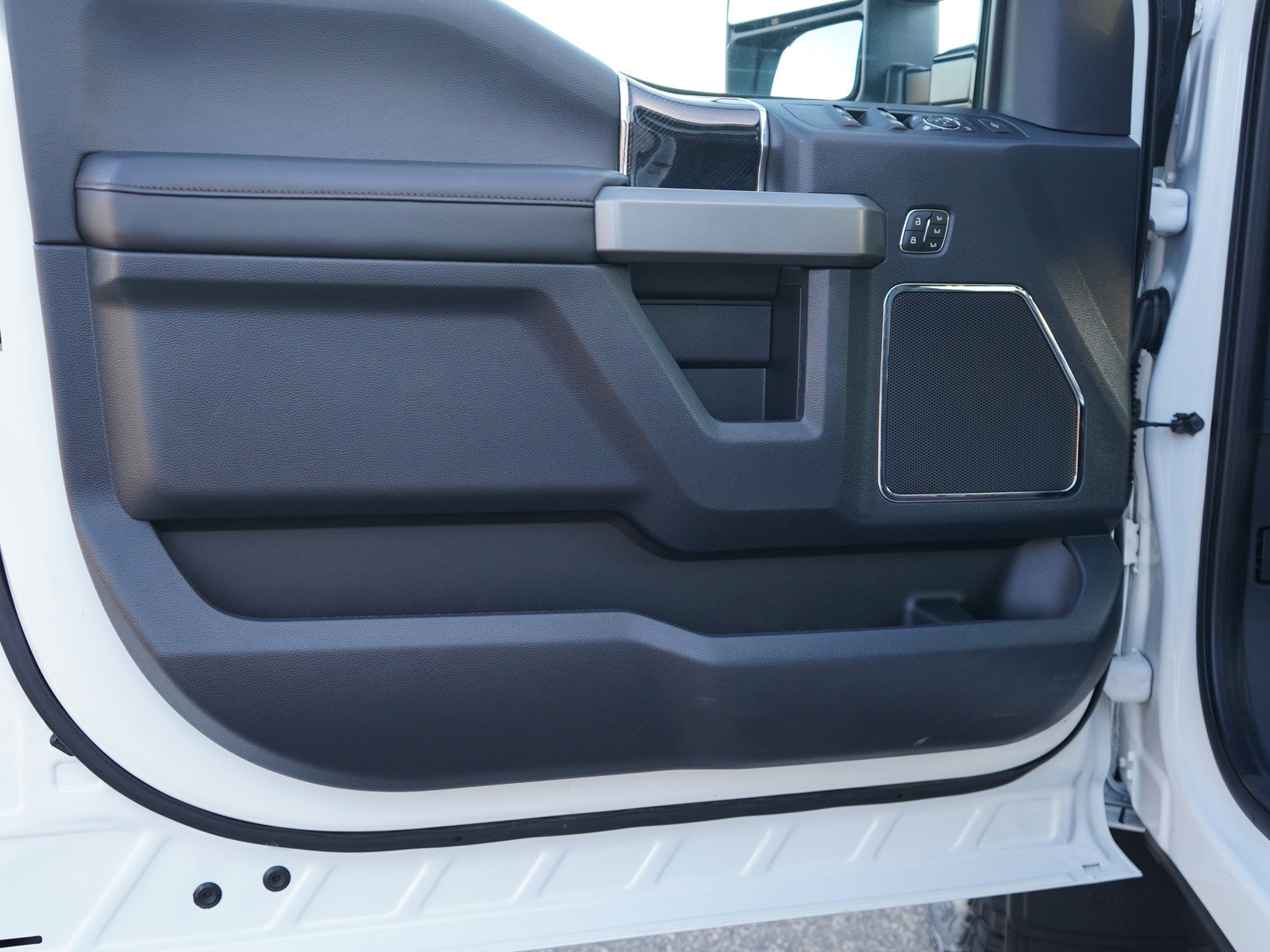 Used 2022 Ford F350 Platinum w/ FX4 Off-Road Package image 16