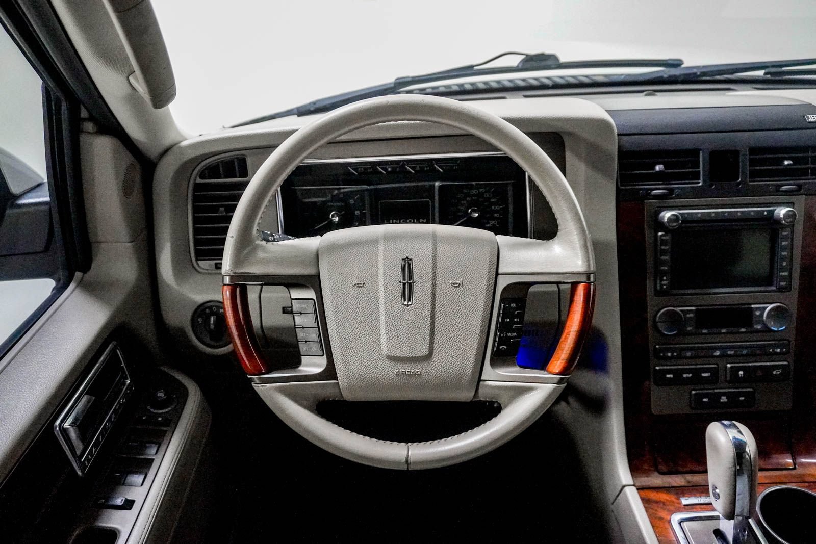 Used 2011 Lincoln Navigator L 4WD image 22
