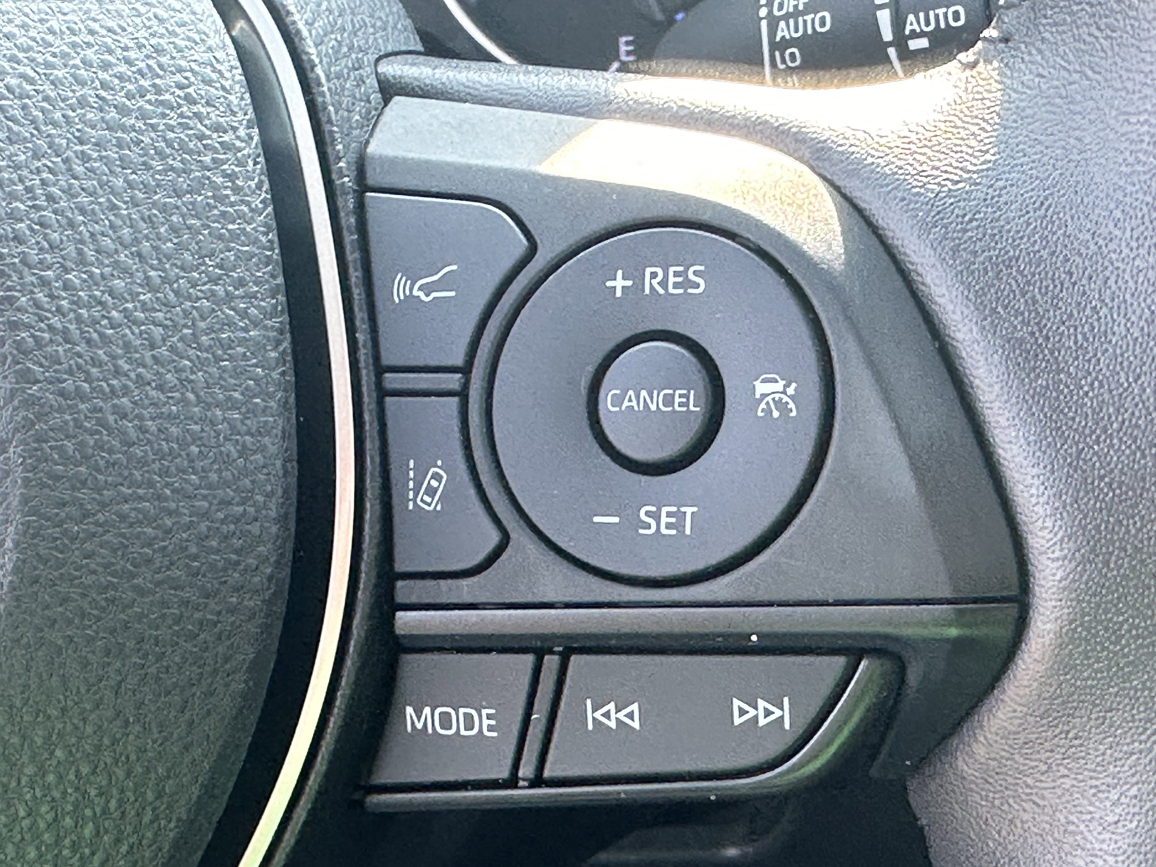 Used 2022 Toyota RAV4 XLE Premium AWD/4WD image 27