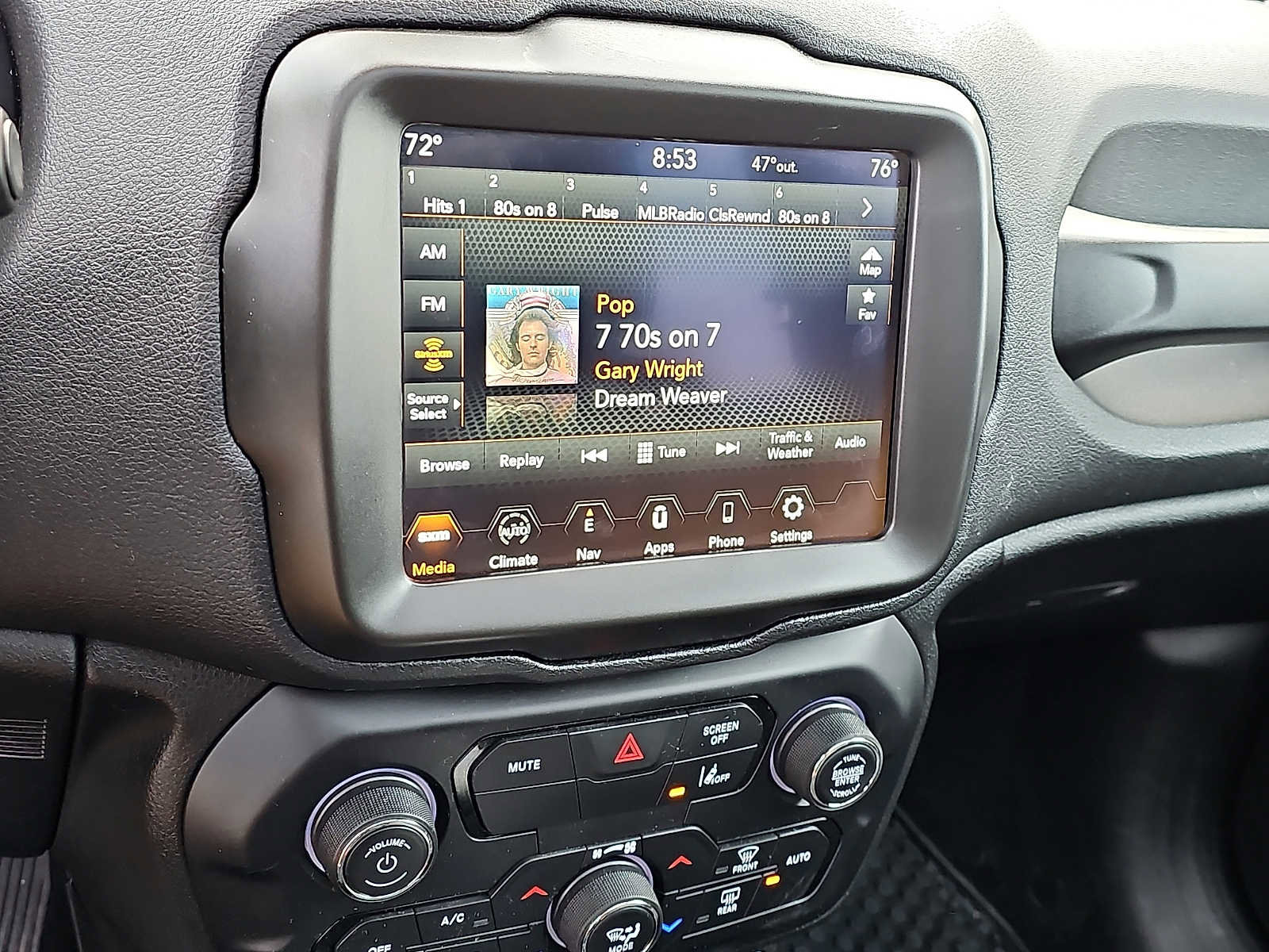 Used 2023 Jeep Renegade Latitude w/ Sun & Fun Group AWD/4WD image 18
