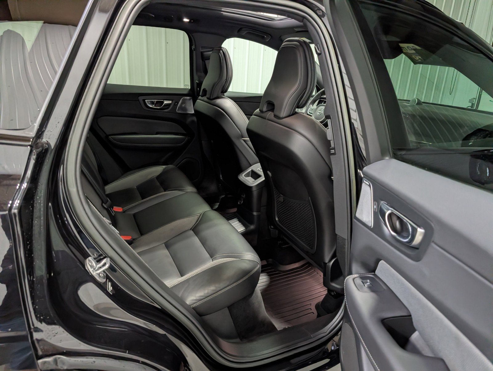 Used 2022 Volvo XC60 T8 R-Design w/ Advanced Package image 27