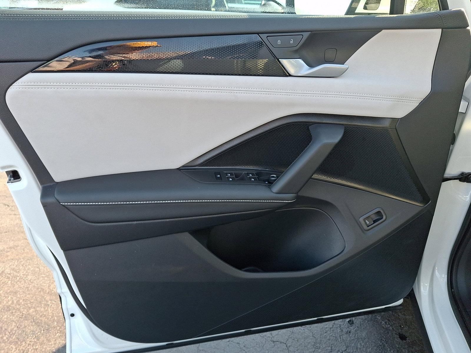 Certified 2025 Volkswagen Tiguan SE image 12