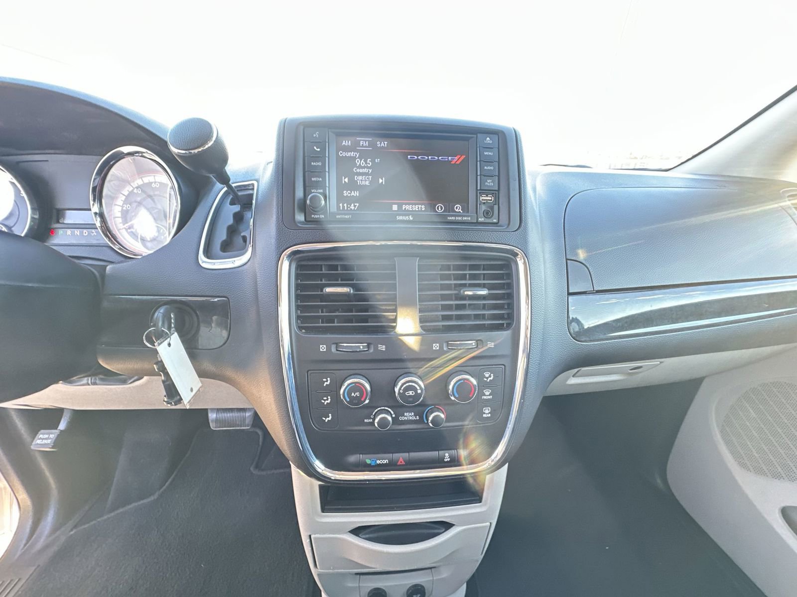 Used 2018 Dodge Grand Caravan SE w/ UConnect Hands-Free Group FWD image 13