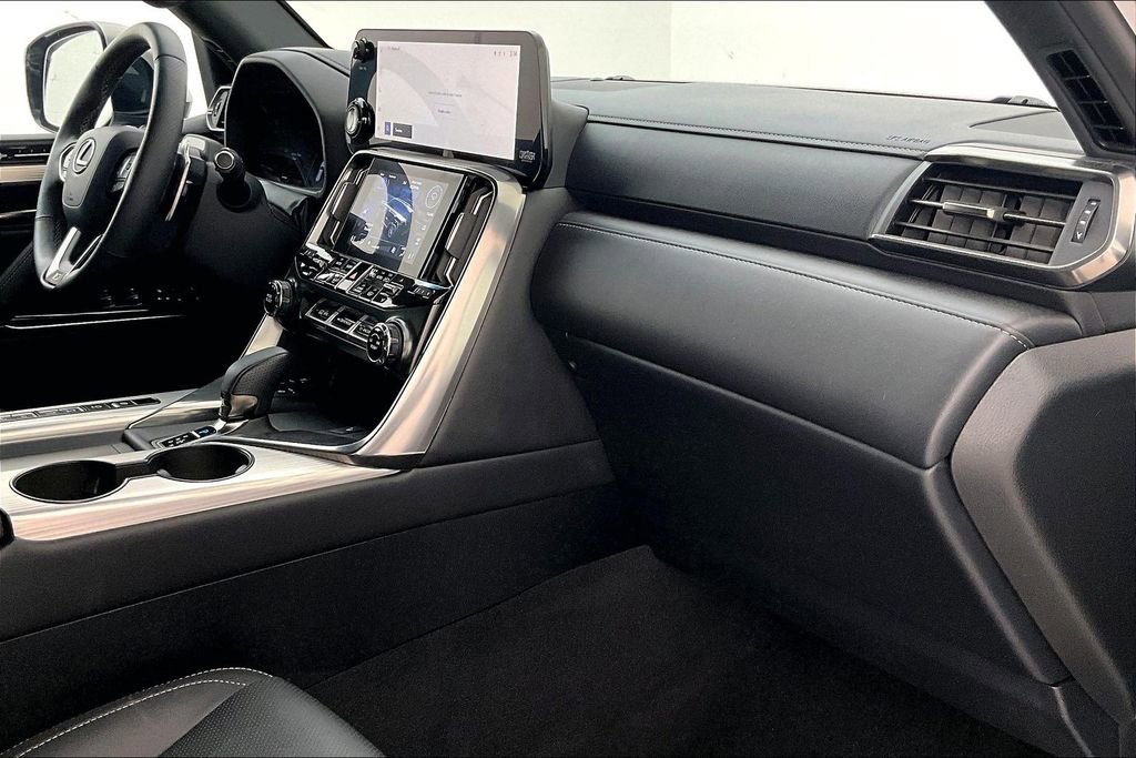 Used 2025 Lexus LX 700h F Sport image 22