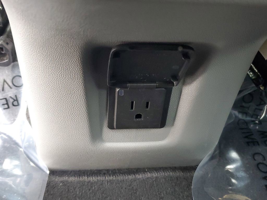 Used 2024 GMC Terrain SLT image 12