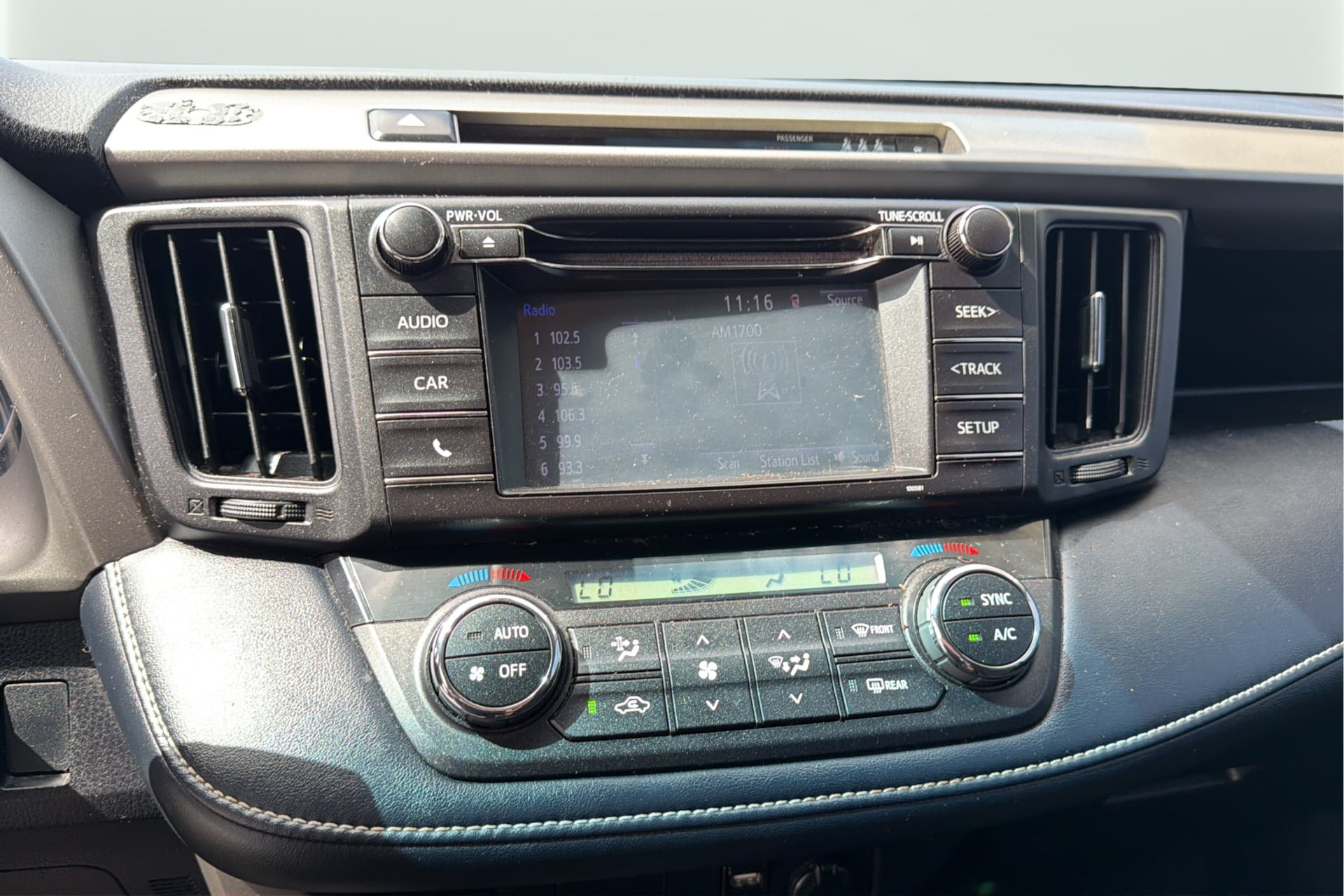 Used 2018 Toyota RAV4 XLE FWD image 23