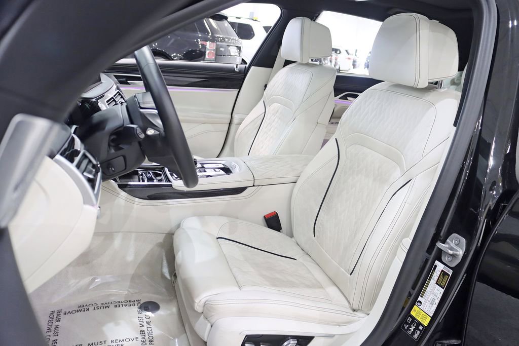 Used 2022 BMW ALPINA B7 xDrive w/ Luxury Rear Seating Package image 32