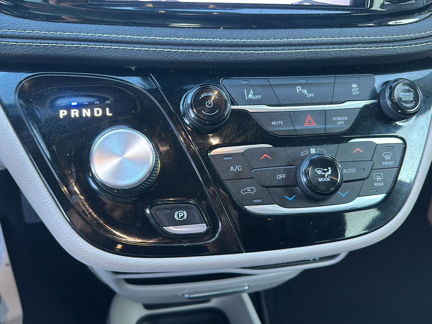 Used 2022 Chrysler Pacifica Touring-L image 36