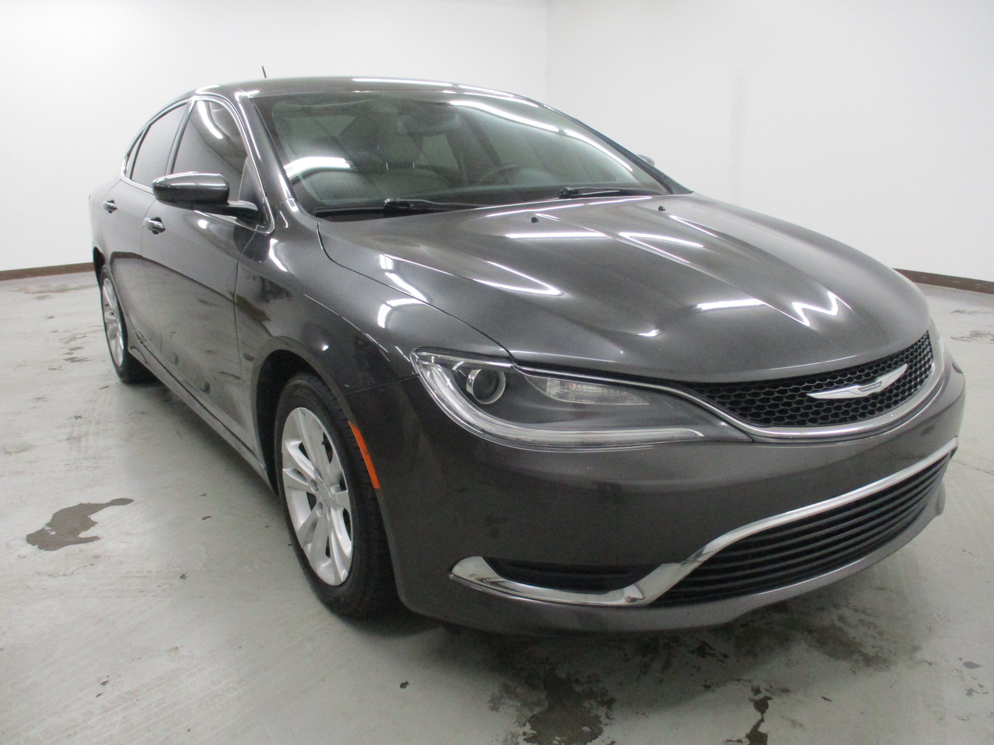 Used 2017 Chrysler 200 Limited w/ Convenience Group FWD image 1