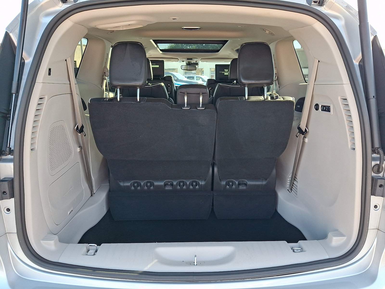 Used 2023 Chrysler Pacifica Limited w/ Uconnect Theater Family Group FWD image 32