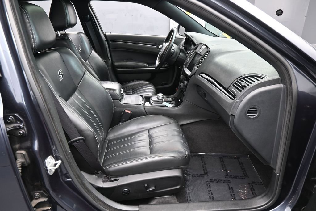 Used 2018 Chrysler 300 S w/ 300S Premium Group RWD image 43
