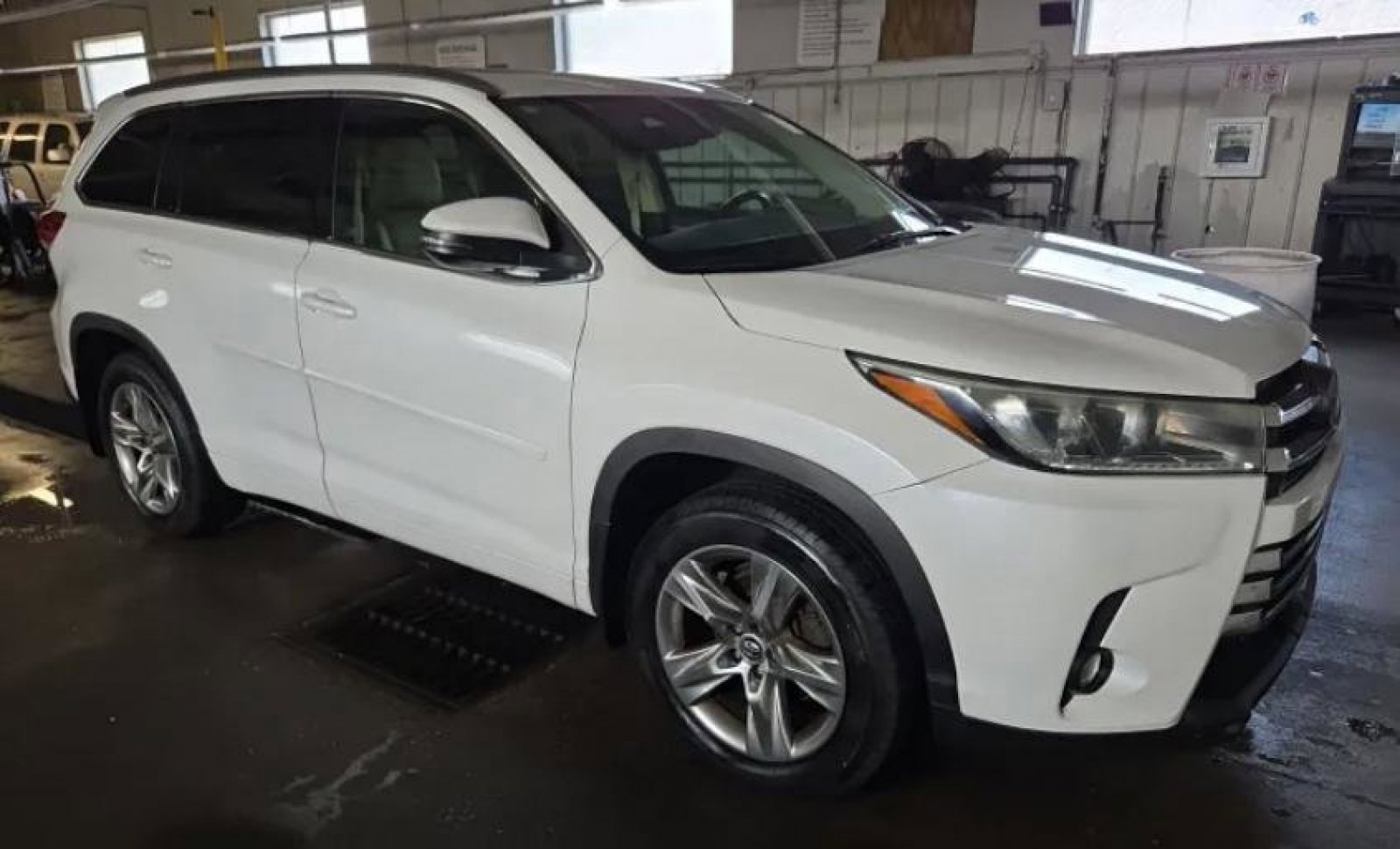 Used 2018 Toyota Highlander Limited AWD/4WD image 4