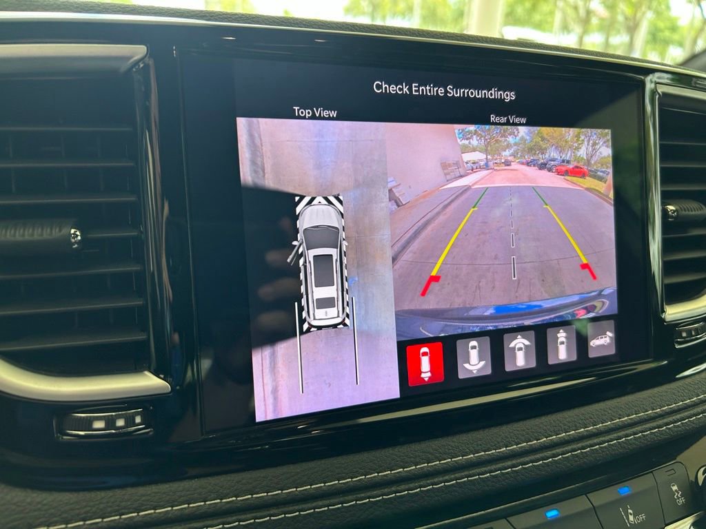 Used 2022 Chrysler Pacifica Limited w/ Uconnect Theater Family Group FWD image 9