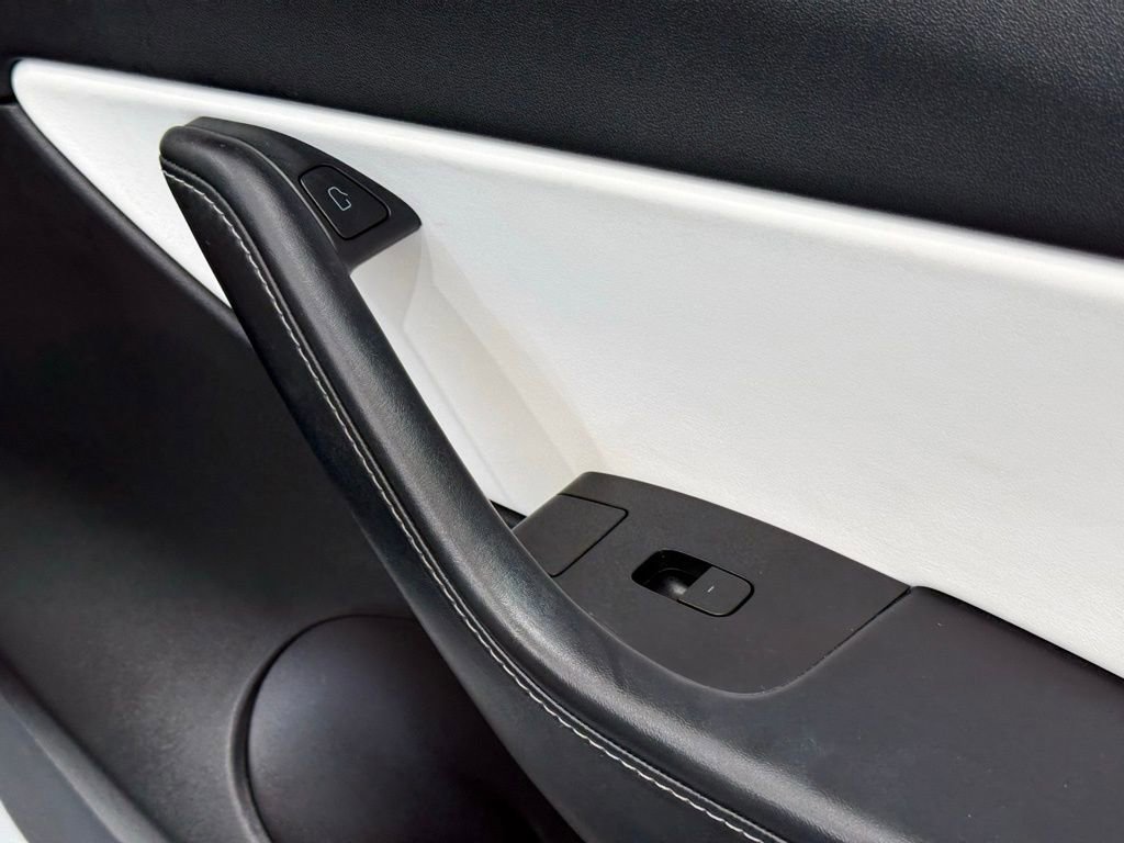 Used 2021 Tesla Model Y Long Range AWD/4WD image 23