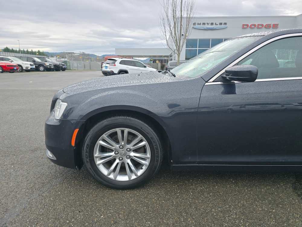 Used 2019 Chrysler 300 Touring w/ Driver Convenience Group image 18
