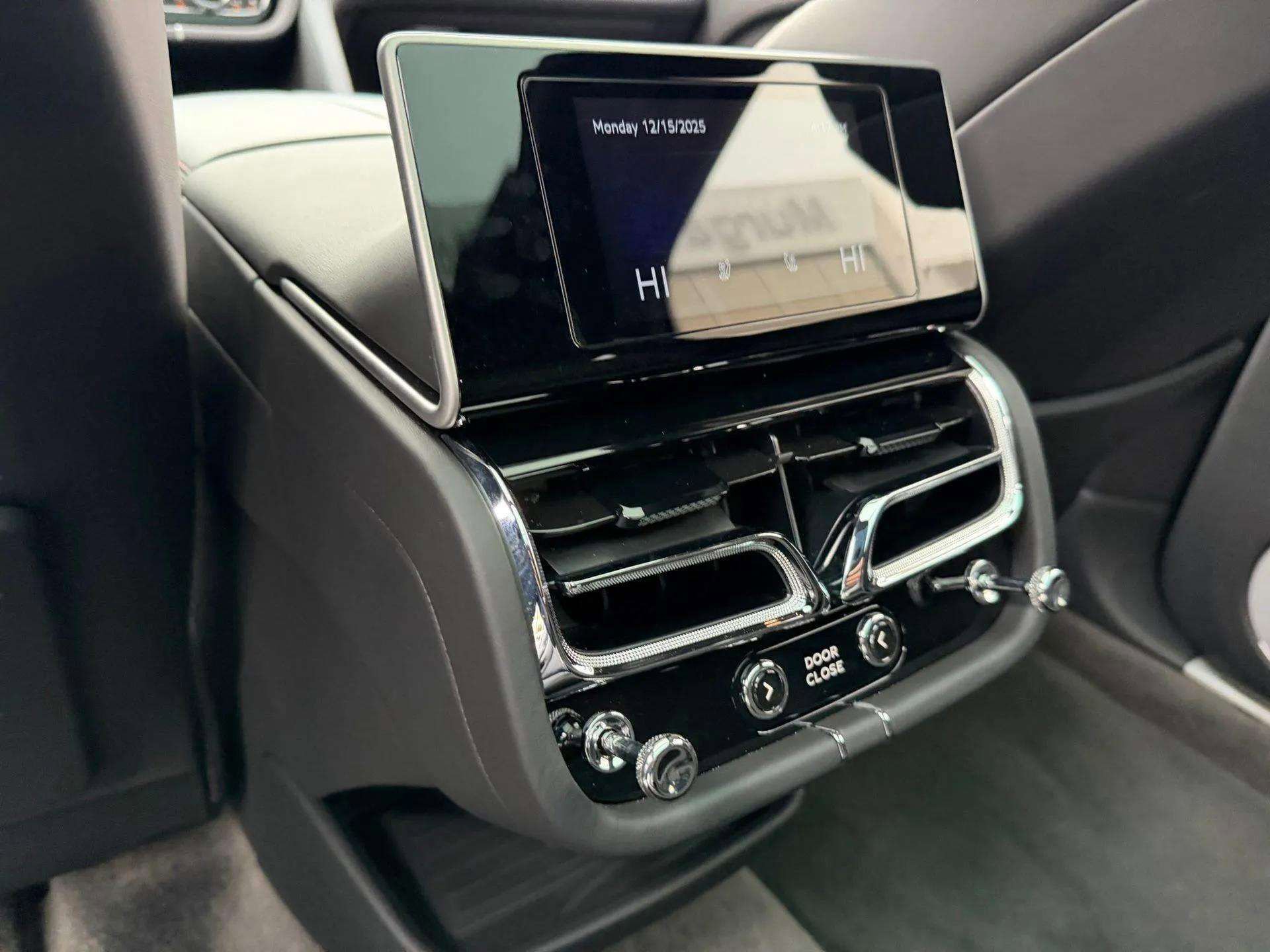 Used 2024 Bentley Bentayga Extended Wheelbase image 29