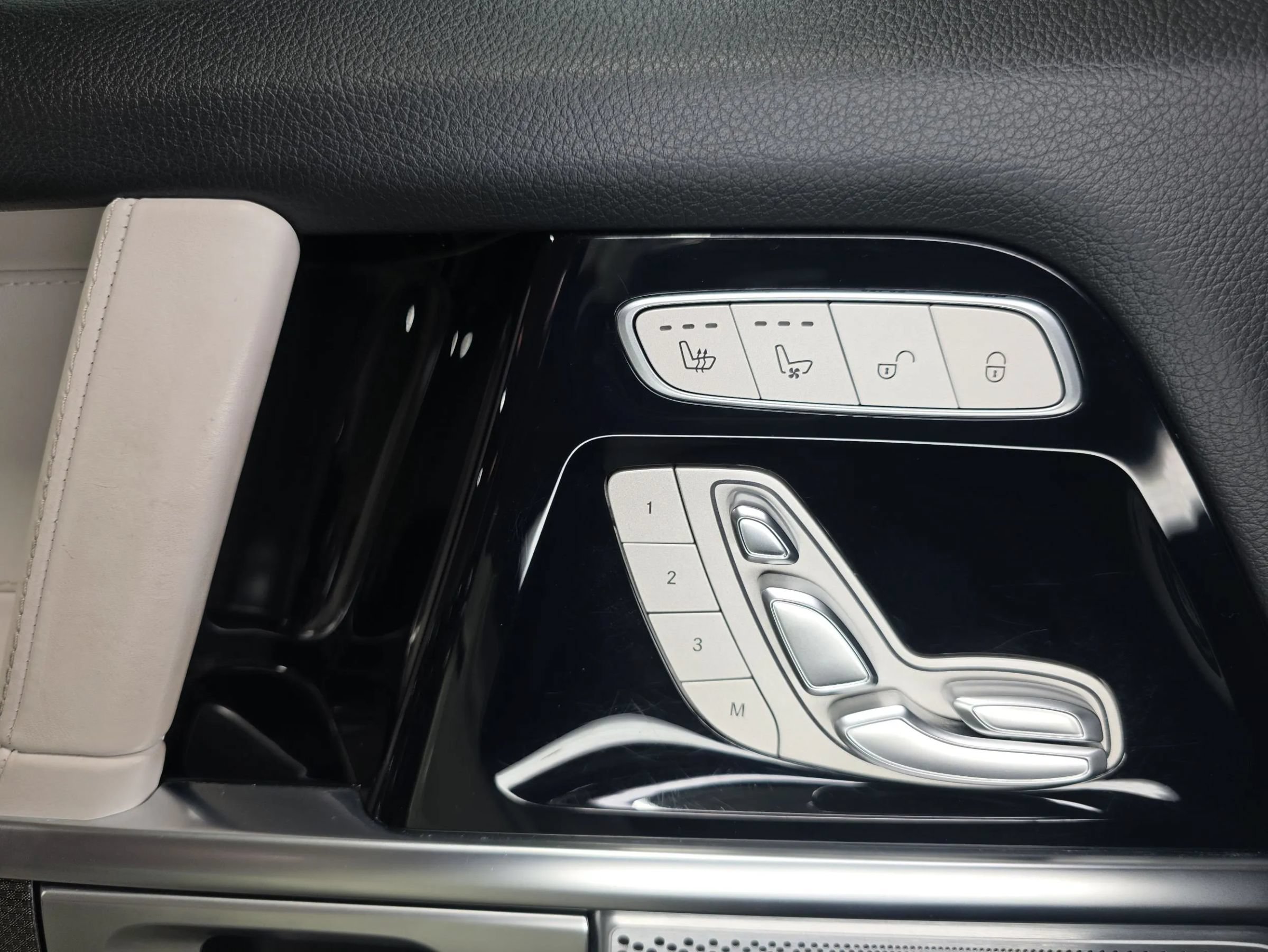 Used 2021 Mercedes-Benz G 63 AMG 4MATIC w/ G Manufaktur Interior Package image 37