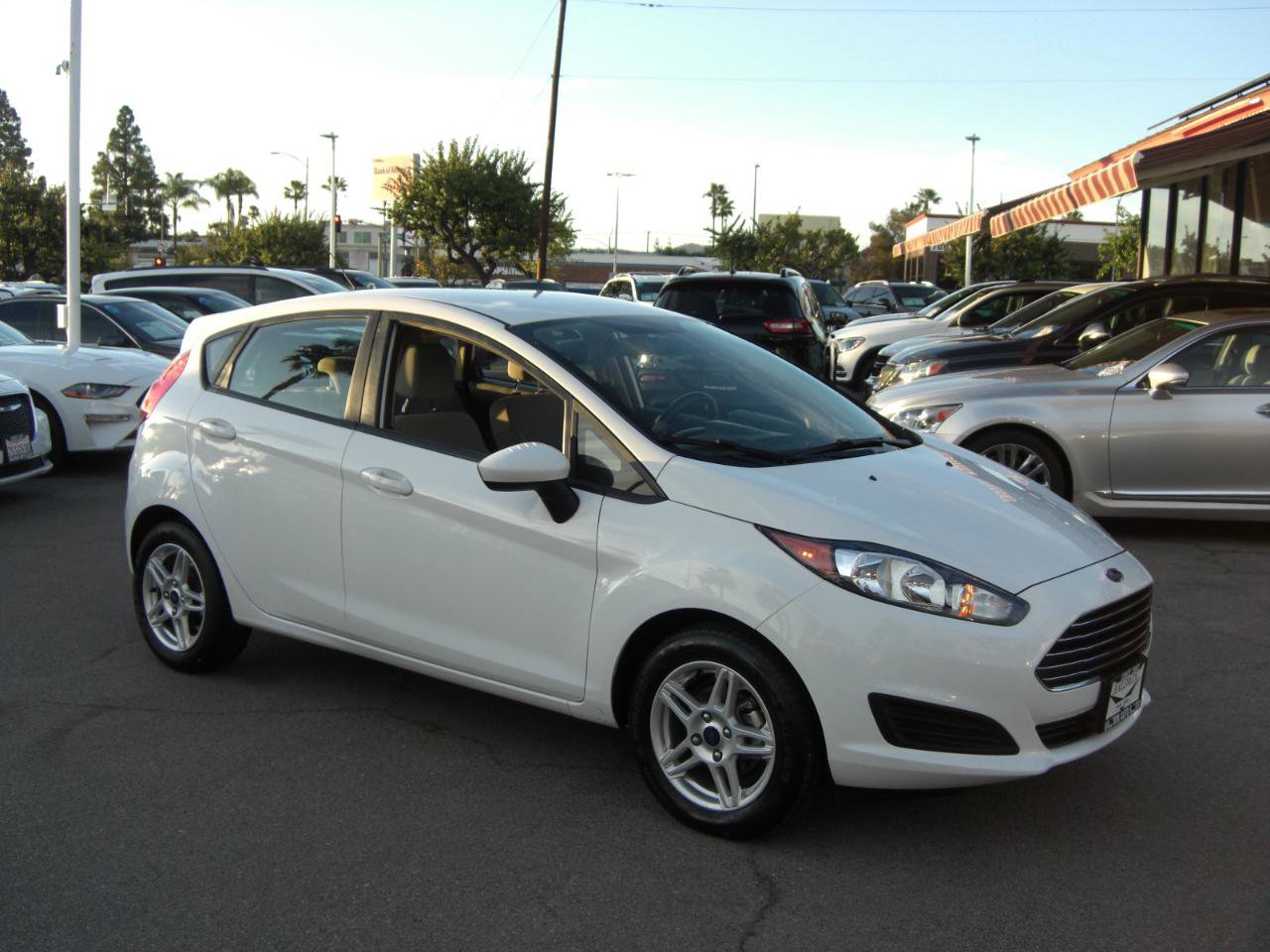 Used 2017 Ford Fiesta SE image 2