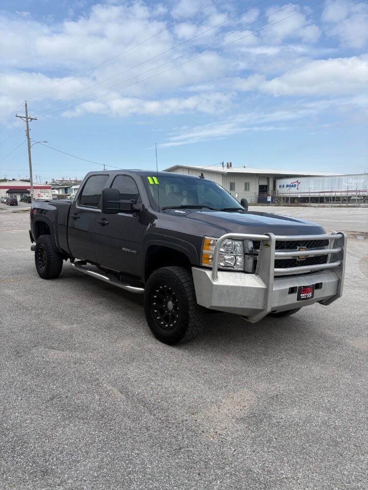 Used 2011 Chevrolet Silverado 2500 LT AWD/4WD image 2