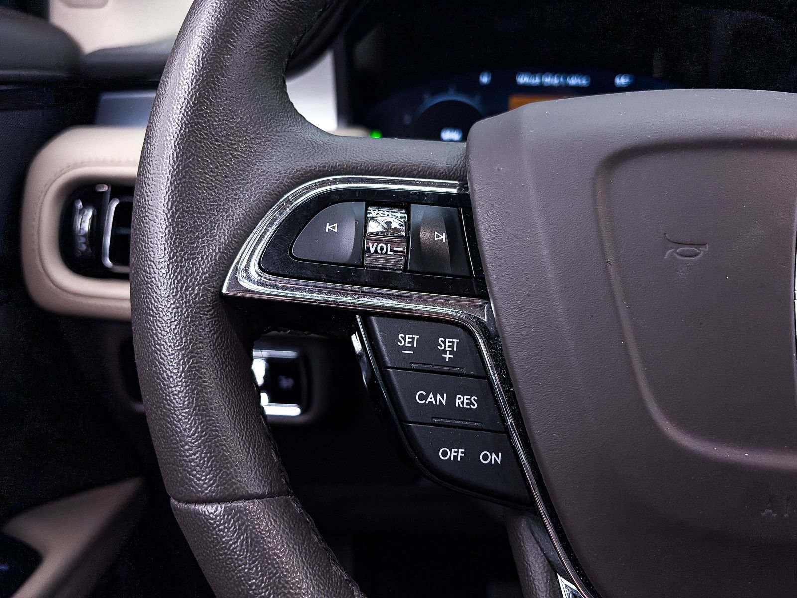 Used 2023 Lincoln Nautilus FWD w/ Premium Package image 29