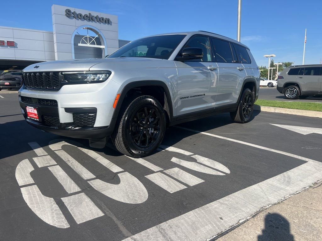 Used 2024 Jeep Grand Cherokee L Laredo image 3