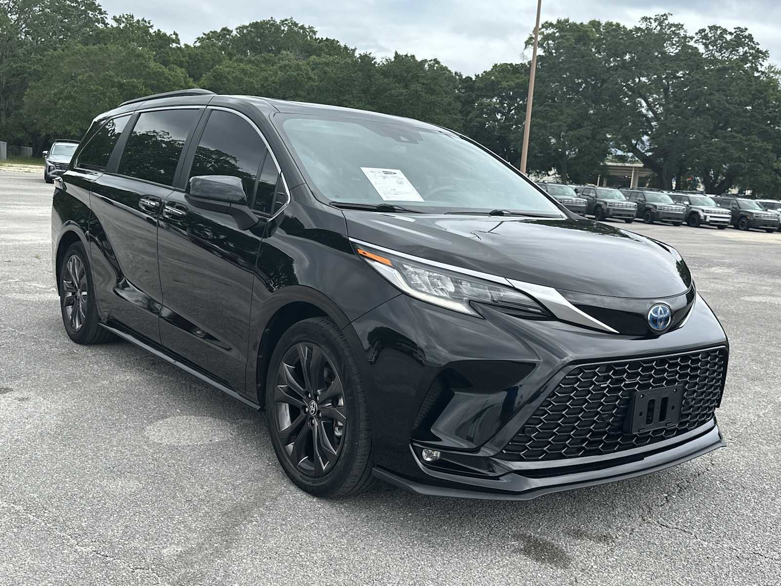 Used 2022 Toyota Sienna XSE FWD image 2